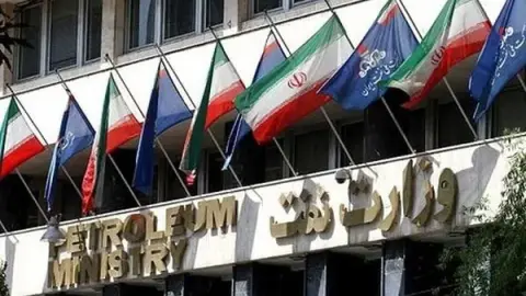 ارائه گزارش بازسازی تأسیسات نفتی و وضعیت توزیع سوخت به وزیر نفت — سرمایم